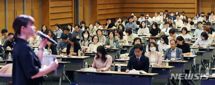 [서울=뉴시스] 김진아 기자 = 25일 서울 중구 대한상공회의소에서 열린 '금융 아이티(IT) 인재 채용설명회'에서 참석자들이 은행권 인사 담당자의 채용 관련 설명을 듣고 있다. 이번 설명회는 은행 인사 담당자가 직업계고 측에 올해 고졸 채용 계획을 설명하고, 직무 현황과 채용 희망 인재상, 취업 후 육성 프로그램 정보도 함께 발표하기 위해 열렸다. 2023.05.25. bluesoda@newsis.com