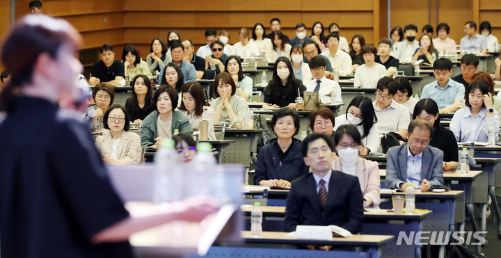 [서울=뉴시스] 지난해 5월25일 서울 중구 대한상공회의소에서 열린 '금융 아이티(IT) 인재 채용설명회'에서 참석자들이 은행권 인사 담당자의 채용 관련 설명을 듣고 있다. 이번 설명회는 은행 인사 담당자가 직업계고 측에 올해 고졸 채용 계획을 설명하고, 직무 현황과 채용 희망 인재상, 취업 후 육성 프로그램 정보도 함께 발표하기 위해 열렸다. (사진=뉴시스DB). 2024.06.24. photo@newsis.com