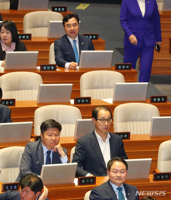 [서울=뉴시스] 추상철 기자 = 이성만, 윤관석 무소속 의원이 25일 오후 서울 여의도 국회 본회의장에서 열린 제406회국회(임시회) 1차 본회의에 참석해 있다. 2023.05.25. scchoo@newsis.com