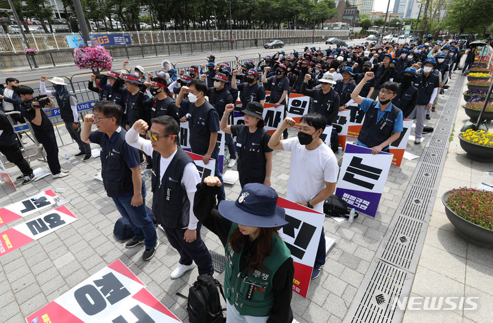 [서울=뉴시스] 황준선 기자 = 25일 오후 서울 용산구 대통령집무실 앞에서 전국금속노동조합 조합원들이 윤석열 정권 퇴진 촉구 결의대회를 하고 있다. 2023.05.25. hwang@newsis.com