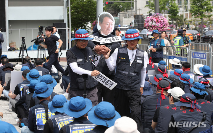 [서울=뉴시스] 황준선 기자 = 25일 오후 서울 용산구 대통령집무실 앞에서 전국금속노동조합 조합원들이 윤석열 정권 퇴진 촉구 결의대회를 열고 윤석열 대통령 규탄 퍼포먼스를 하고 있다. 2023.05.25. hwang@newsis.com