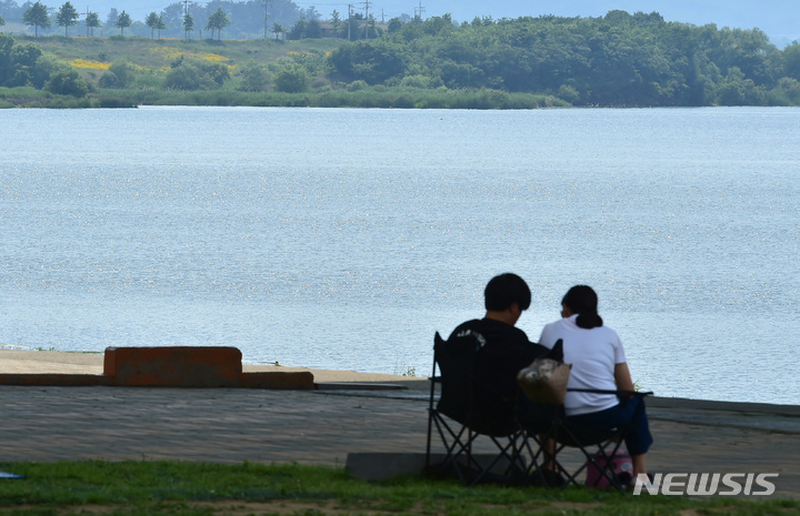 [대구=뉴시스] 이무열 기자 = 초여름 날씨를 보인 25일 오후 대구 달성군 사문진나루터 그늘 아래에서 시민들이 더위를 피하고 있다. 2023.05.25. lmy@newsis.com