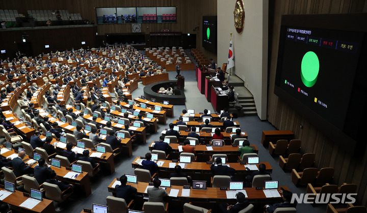 [서울=뉴시스] 추상철 기자 = 25일 오후 서울 여의도 국회 본회의장에서 열린 제406회국회(임시회) 1차 본회의에서 '공직자윤리법 일부개정법률안(대안)'이 통과되고 있다. 2023.05.25. scchoo@newsis.com