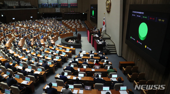 [서울=뉴시스] 추상철 기자 = 25일 오후 서울 여의도 국회 본회의장에서 열린 제406회국회(임시회) 1차 본회의에서 '공직자윤리법 일부개정법률안(대안)'이 통과되고 있다. 2023.05.25. scchoo@newsis.com