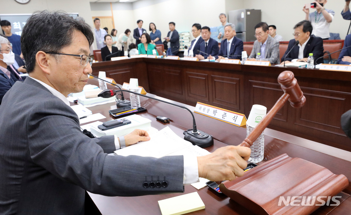 [세종=뉴시스] 강종민 기자 = 25일 세종시 정부세종청사에서 열린 최저임금위원회 2차 전원회의에서 박준식 위원장이 회의를 시작하고 있다. 2023.05.25. ppkjm@newsis.com