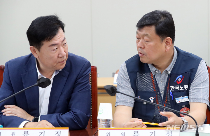 [세종=뉴시스] 강종민 기자 = 25일 세종시 정부세종청사에서 열린 최저임금위원회 2차 전원회의에서 류기정 사용자 위원과 류기섭 근로자 위원이 나란히 앉아 대화하고 있다. 2023.05.25. ppkjm@newsis.com
