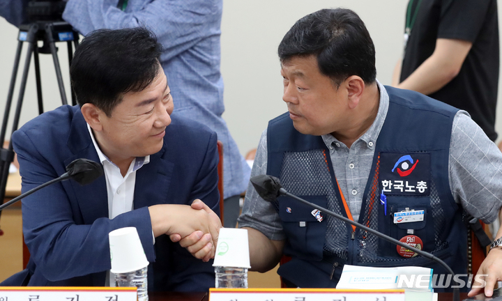 [세종=뉴시스] 강종민 기자 = 25일 세종시 정부세종청사에서 열린 최저임금위원회 2차 전원회의에서 류기정 사용자 위원과 류기섭 근로자 위원이 악수하고 있다. 2023.05.25. ppkjm@newsis.com
