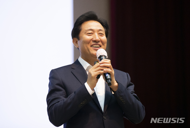 [서울=뉴시스] 김근수 기자 = 오세훈 서울시장이 25일 서울 중구 동국대학교 본관 중강당에서 열린 동국대학교 학생들과 대화를 통한 시정 운영 특강에서 서울형 안심소득에 대해 설명하고 있다. 2023.05.25. ks@newsis.com
