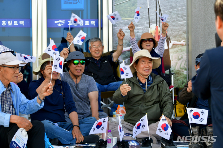 [고흥=뉴시스] 이영주 기자 = 누리호 3차 발사가 예고된 25일 오후 전남 고흥군 우주발사전망대에서 발사 장면을 관람하러 온 시민들이 발사 성공을 기원하며 환호하고 있다. 2023.05.25. leeyj2578@newsis.com