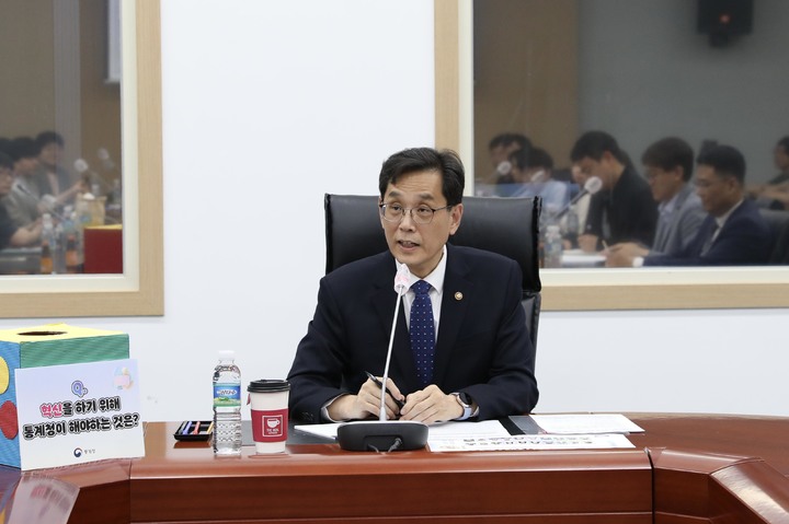 [대전=뉴시스] 한훈 통계청장이 대전 통계센터 중회의실에서 직원들과 대화를 나누고 있다. (사진=통계청 제공) 2023.05.25. photo@newsis.com *재판매 및 DB 금지