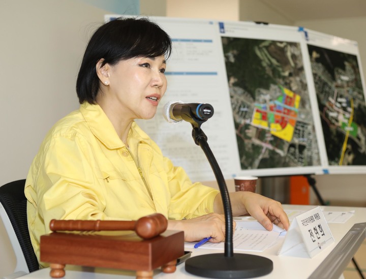 [서울=뉴시스] 전현희 국민권익위원장이 25일 경기도 용인시 처인구 삼가2지구 임대주택 현장에서 열린 '아파트 임시 사용승인 대책 마련 요구 고충민원 현장조정회의'에서 발언하고 있다. (사진=국민권익위원회 제공) 2023.05.25. photo@newsis.com *재판매 및 DB 금지