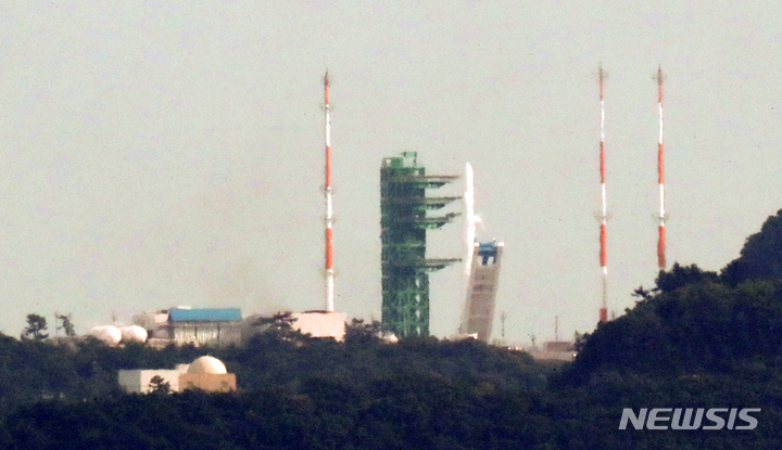 [여수=뉴시스] 김선웅 기자 = 25일 전남 여수시 낭도에서 바라본 고흥 나로우주센터 발사대에서 한국형 우주 발사체 누리호(KSLV-Ⅱ)가 발사를 준비하고 있다. 지난 24일 통신문제로 예정된 발사가 하루 연기된 누리호의 3차 발사에서는 1,2차 시험 발사 때와는 달리 주탑재위성인 차세대소형위성 2호와 민간 위성 등을 포함해 실제 우주 임무를 수행하는 8기의 실용 위성이 누리호에 탑재됐다. 2023.05.25. mangusta@newsis.com