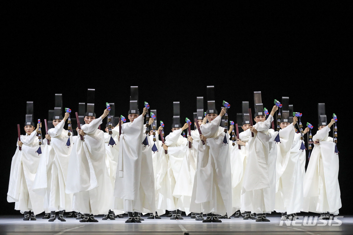 [서울=뉴시스] 박진희 기자 = 서울시무용단 '일무(佾舞)' 언론공개회가 열린 25일 서울 종로구 세종문화회관에서 무용수들이 1막 '일무연구' 드레스 시연을 하고 있다. '일무'는 국가무형문화제 제1호이자 유네스코 인류무형문화유산에 등재된 문화유산 '종묘제례악'에서 출발했다. '종묘제례악'은 조선시대 왕과 왕후의 신주를 모시는 '종묘'에서 거행되는 제례의식에 사용되는 기악과 노래, 춤을 말한다. 그 중에 제례무를 일컬어 '일무'라 하는데 하나로 열을 맞추어 춤을 춘다는 뜻이다. 2023.05.25. pak7130@newsis.com