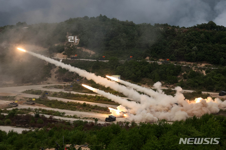 [서울=뉴시스] 최동준 기자 = 국방부는 25일 경기 포천 승진과학화훈련장에서 2023 연합-합동 화력격멸훈련을 실시했다고 밝혔다. 사진은 MLRS(M270, 다련장로켓)를 이용하여 동시통합사격 모습. (사진=국방부 제공) 2023.05.25. photo@newsis.com