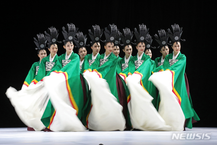 [서울=뉴시스] 박진희 기자 = 서울시무용단 '일무(佾舞)' 언론공개회가 열린 25일 서울 종로구 세종문화회관에서 무용수들이 2막 '궁중무연구' 드레스 리허설을 하고 있다. '일무'는 국가무형문화제 제1호이자 유네스코 인류무형문화유산에 등재된 문화유산 '종묘제례악'에서 출발했다. '종묘제례악'은 조선시대 왕과 왕후의 신주를 모시는 '종묘'에서 거행되는 제례의식에 사용되는 기악과 노래, 춤을 말한다. 그 중에 제례무를 일컬어 '일무'라 하는데 하나로 열을 맞추어 춤을 춘다는 뜻이다. 2023.05.25. pak7130@newsis.com