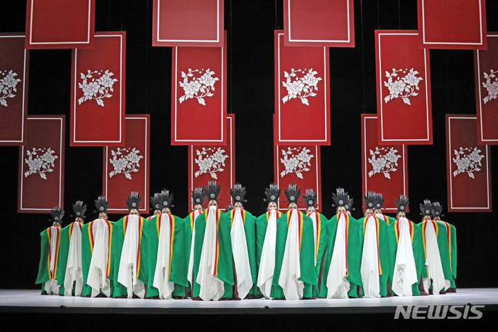 [서울=뉴시스] 박진희 기자 = 서울시무용단 '일무(佾舞)' 언론공개회가 열린 25일 서울 종로구 세종문화회관에서 무용수들이 2막 '궁중무연구' 드레스 리허설을 하고 있다. '일무'는 국가무형문화제 제1호이자 유네스코 인류무형문화유산에 등재된 문화유산 '종묘제례악'에서 출발했다. '종묘제례악'은 조선시대 왕과 왕후의 신주를 모시는 '종묘'에서 거행되는 제례의식에 사용되는 기악과 노래, 춤을 말한다. 그 중에 제례무를 일컬어 '일무'라 하는데 하나로 열을 맞추어 춤을 춘다는 뜻이다. 2023.05.25. pak7130@newsis.com