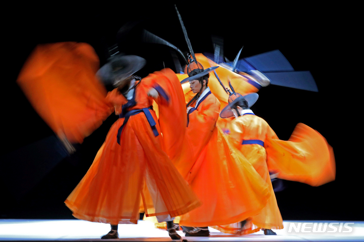 [서울=뉴시스] 박진희 기자 = 서울시무용단 '일무(佾舞)' 언론공개회가 열린 25일 서울 종로구 세종문화회관에서 1막 '일무연구' 드레스 시연을 하고 있다. '일무'는 국가무형문화제 제1호이자 유네스코 인류무형문화유산에 등재된 문화유산 '종묘제례악'에서 출발했다. '종묘제례악'은 조선시대 왕과 왕후의 신주를 모시는 '종묘'에서 거행되는 제례의식에 사용되는 기악과 노래, 춤을 말한다. 그 중에 제례무를 일컬어 '일무'라 하는데 하나로 열을 맞추어 춤을 춘다는 뜻이다. 2023.05.25. pak7130@newsis.com