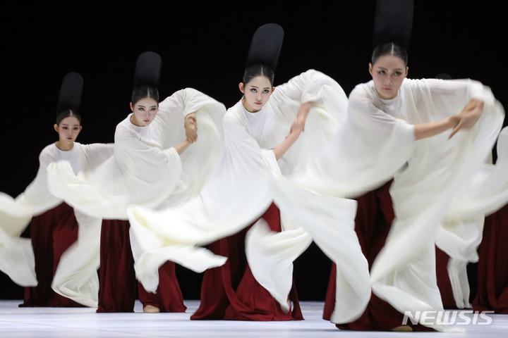 [서울=뉴시스] 박진희 기자 = 서울시무용단 '일무(佾舞)' 언론공개회가 열린 25일 서울 종로구 세종문화회관에서 무용수들이 4막 '실일무' 드레스 리허설을 하고 있다. '일무'는 국가무형문화제 제1호이자 유네스코 인류무형문화유산에 등재된 문화유산 '종묘제례악'에서 출발했다. '종묘제례악'은 조선시대 왕과 왕후의 신주를 모시는 '종묘'에서 거행되는 제례의식에 사용되는 기악과 노래, 춤을 말한다. 그 중에 제례무를 일컬어 '일무'라 하는데 하나로 열을 맞추어 춤을 춘다는 뜻이다. 2023.05.25. pak7130@newsis.com