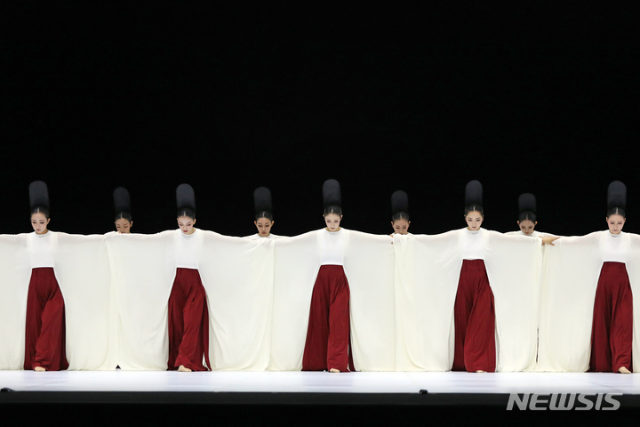 [서울=뉴시스] 박진희 기자 = 서울시무용단 '일무(佾舞)' 언론공개회가 열린 25일 서울 종로구 세종문화회관에서 무용수들이 4막 '실일무' 드레스 리허설을 하고 있다. '일무'는 국가무형문화제 제1호이자 유네스코 인류무형문화유산에 등재된 문화유산 '종묘제례악'에서 출발했다. '종묘제례악'은 조선시대 왕과 왕후의 신주를 모시는 '종묘'에서 거행되는 제례의식에 사용되는 기악과 노래, 춤을 말한다. 그 중에 제례무를 일컬어 '일무'라 하는데 하나로 열을 맞추어 춤을 춘다는 뜻이다. 2023.05.25. pak7130@newsis.com