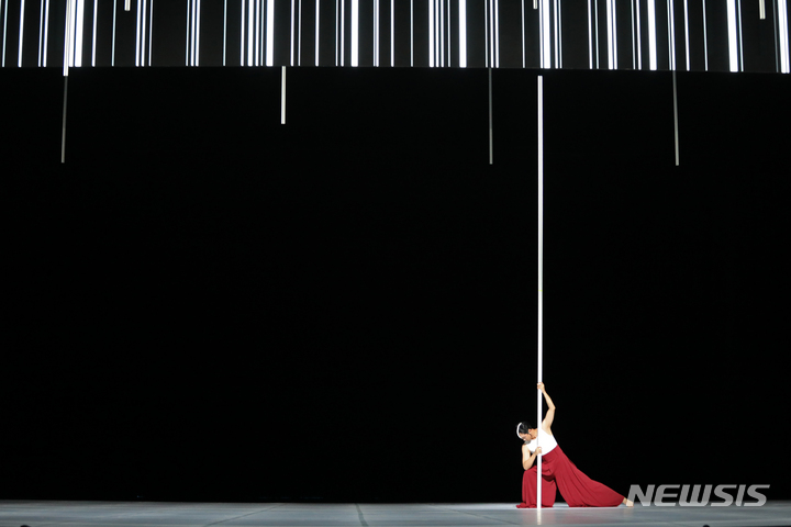 [서울=뉴시스] 박진희 기자 = 서울시무용단 '일무(佾舞)' 언론공개회가 열린 25일 서울 종로구 세종문화회관에서 무용수들이 3막 '죽무' 드레스 리허설을 하고 있다. '일무'는 국가무형문화제 제1호이자 유네스코 인류무형문화유산에 등재된 문화유산 '종묘제례악'에서 출발했다. '종묘제례악'은 조선시대 왕과 왕후의 신주를 모시는 '종묘'에서 거행되는 제례의식에 사용되는 기악과 노래, 춤을 말한다. 그 중에 제례무를 일컬어 '일무'라 하는데 하나로 열을 맞추어 춤을 춘다는 뜻이다. 2023.05.25. pak7130@newsis.com