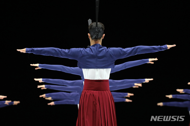 [서울=뉴시스] 박진희 기자 = 서울시무용단 '일무(佾舞)' 언론공개회가 열린 25일 서울 종로구 세종문화회관에서 무용수들이 4막 '실일무' 드레스 리허설을 하고 있다. '일무'는 국가무형문화제 제1호이자 유네스코 인류무형문화유산에 등재된 문화유산 '종묘제례악'에서 출발했다. '종묘제례악'은 조선시대 왕과 왕후의 신주를 모시는 '종묘'에서 거행되는 제례의식에 사용되는 기악과 노래, 춤을 말한다. 그 중에 제례무를 일컬어 '일무'라 하는데 하나로 열을 맞추어 춤을 춘다는 뜻이다. 2023.05.25. pak7130@newsis.com