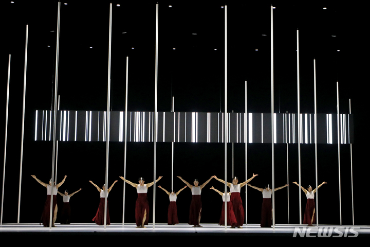 [서울=뉴시스] 박진희 기자 = 서울시무용단 '일무(佾舞)' 언론공개회가 열린 25일 서울 종로구 세종문화회관에서 무용수들이 3막 '죽무' 드레스 리허설을 하고 있다. '일무'는 국가무형문화제 제1호이자 유네스코 인류무형문화유산에 등재된 문화유산 '종묘제례악'에서 출발했다. '종묘제례악'은 조선시대 왕과 왕후의 신주를 모시는 '종묘'에서 거행되는 제례의식에 사용되는 기악과 노래, 춤을 말한다. 그 중에 제례무를 일컬어 '일무'라 하는데 하나로 열을 맞추어 춤을 춘다는 뜻이다. 2023.05.25. pak7130@newsis.com