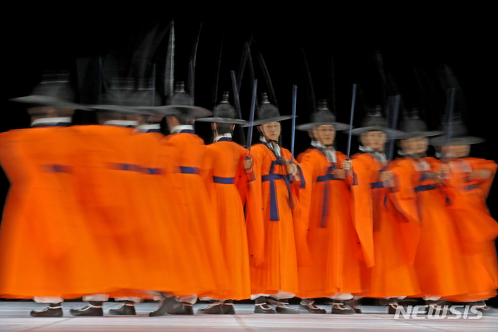 [서울=뉴시스] 박진희 기자 = 서울시무용단 '일무(佾舞)' 언론공개회가 열린 25일 서울 종로구 세종문화회관에서 1막 '일무연구' 드레스 시연을 하고 있다. '일무'는 국가무형문화제 제1호이자 유네스코 인류무형문화유산에 등재된 문화유산 '종묘제례악'에서 출발했다. '종묘제례악'은 조선시대 왕과 왕후의 신주를 모시는 '종묘'에서 거행되는 제례의식에 사용되는 기악과 노래, 춤을 말한다. 그 중에 제례무를 일컬어 '일무'라 하는데 하나로 열을 맞추어 춤을 춘다는 뜻이다. 2023.05.25. pak7130@newsis.com