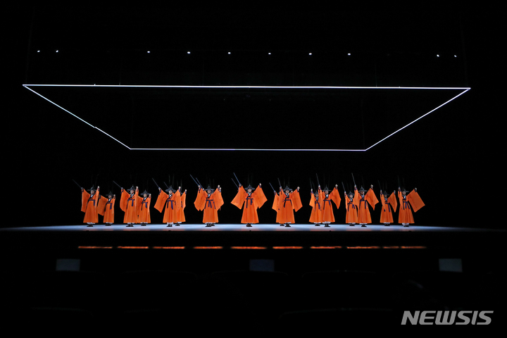 [서울=뉴시스] 박진희 기자 = 서울시무용단 '일무(佾舞)' 언론공개회가 열린 25일 서울 종로구 세종문화회관에서 1막 '일무연구' 드레스 시연을 하고 있다. '일무'는 국가무형문화제 제1호이자 유네스코 인류무형문화유산에 등재된 문화유산 '종묘제례악'에서 출발했다. '종묘제례악'은 조선시대 왕과 왕후의 신주를 모시는 '종묘'에서 거행되는 제례의식에 사용되는 기악과 노래, 춤을 말한다. 그 중에 제례무를 일컬어 '일무'라 하는데 하나로 열을 맞추어 춤을 춘다는 뜻이다. 2023.05.25. pak7130@newsis.com