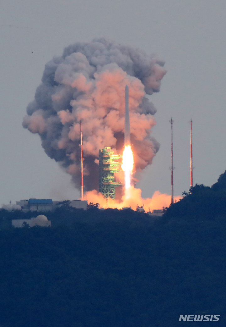 [여수=뉴시스] 김선웅 기자 = 25일 전남 여수시 낭도에서 바라본 고흥 나로우주센터 발사대에서 한국형 우주 발사체 누리호(KSLV-Ⅱ)가 발사돼 우주로 날아오르고 있다. 지난 24일 통신문제로 예정된 발사가 하루 연기된 누리호의 3차 발사에서는 1,2차 시험 발사 때와는 달리 주탑재위성인 차세대소형위성 2호와 민간 위성 등을 포함해 실제 우주 임무를 수행하는 8기의 실용 위성이 누리호에 탑재됐다. 2023.05.25. mangusta@newsis.com