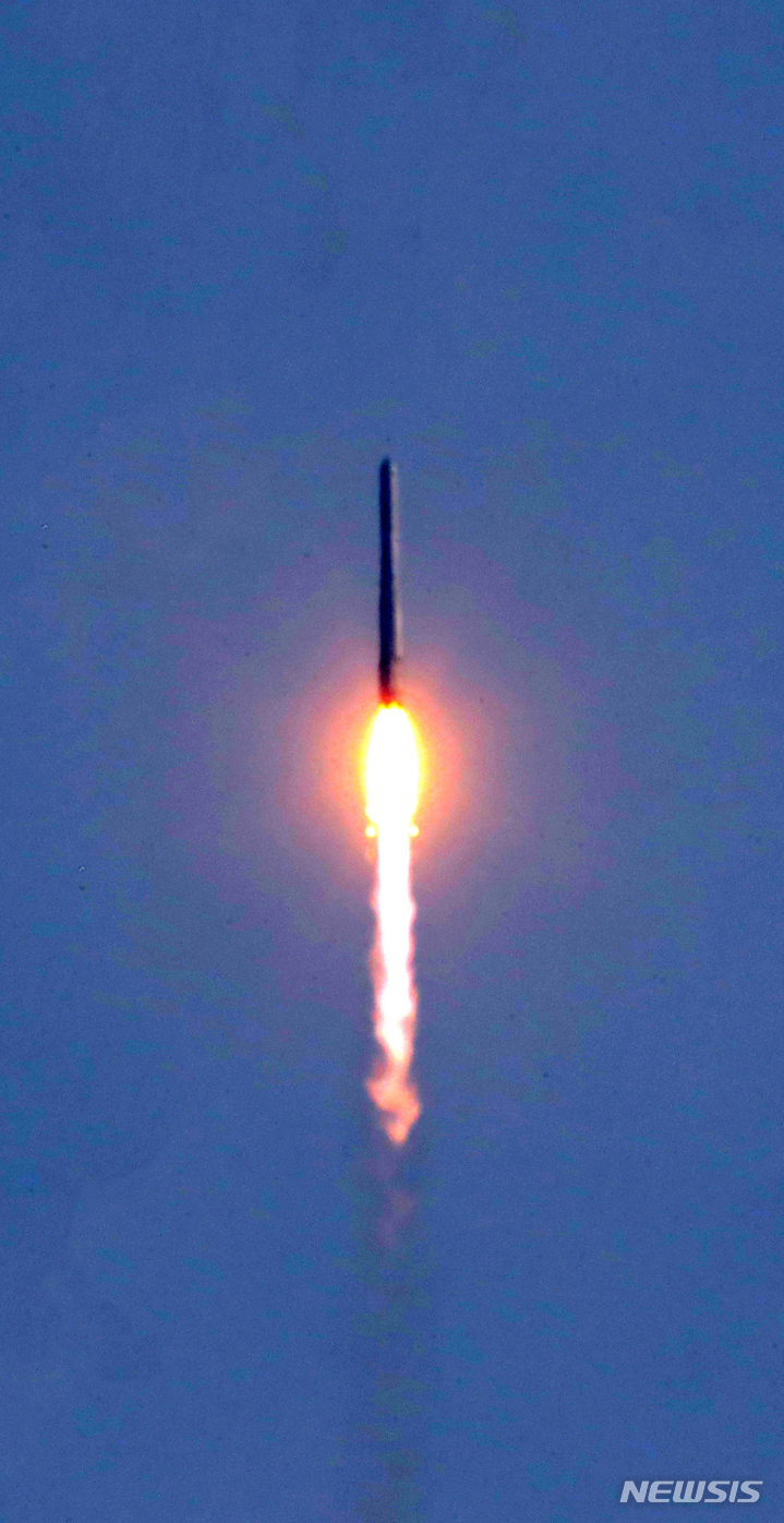 [여수=뉴시스] 김선웅 기자 = 25일 전남 여수시 낭도에서 바라본 고흥 나로우주센터 발사대에서 한국형 우주 발사체 누리호(KSLV-Ⅱ)가 발사돼 우주로 날아오르고 있다. 지난 24일 통신문제로 예정된 발사가 하루 연기된 누리호의 3차 발사에서는 1,2차 시험 발사 때와는 달리 주탑재위성인 차세대소형위성 2호와 민간 위성 등을 포함해 실제 우주 임무를 수행하는 8기의 실용 위성이 누리호에 탑재됐다. 2023.05.25. mangusta@newsis.com