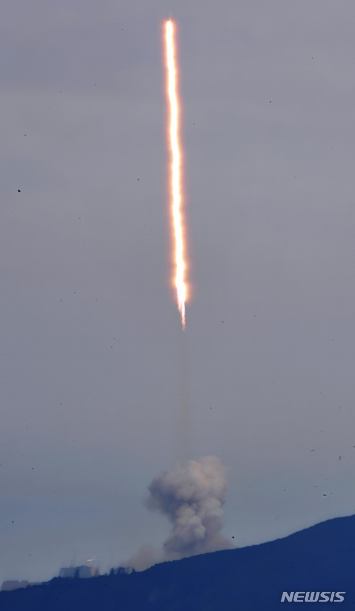 [고흥=뉴시스] 이영주 기자 = 25일 오후 전남 고흥군 우주발사전망대에서 바라본 누리호가 우주를 향해 발사되고 있다. 2023.05.25. leeyj2578@newsis.com