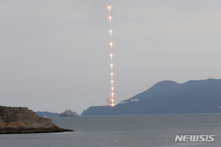 [여수=뉴시스] 김선웅 기자 = 25일 전남 여수시 낭도에서 바라본 고흥 나로우주센터 발사대에서 한국형 우주 발사체 누리호(KSLV-Ⅱ)가 발사돼 우주로 날아오르고 있다. 지난 24일 통신문제로 예정된 발사가 하루 연기된 누리호의 3차 발사에서는 1,2차 시험 발사 때와는 달리 주탑재위성인 차세대소형위성 2호와 민간 위성 등을 포함해 실제 우주 임무를 수행하는 8기의 실용 위성이 누리호에 탑재됐다. (사진=12장 촬영 후 레이어 합성) 2023.05.25. mangusta@newsis.com