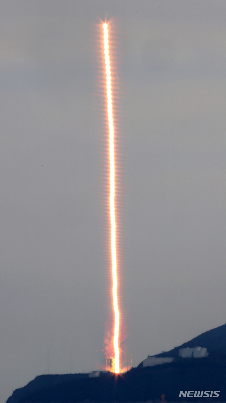 [여수=뉴시스] 김선웅 기자 = 25일 전남 여수시 낭도에서 바라본 고흥 나로우주센터 발사대에서 한국형 우주 발사체 누리호(KSLV-Ⅱ)가 발사돼 우주로 날아오르고 있다. 지난 24일 통신문제로 예정된 발사가 하루 연기된 누리호의 3차 발사에서는 1,2차 시험 발사 때와는 달리 주탑재위성인 차세대소형위성 2호와 민간 위성 등을 포함해 실제 우주 임무를 수행하는 8기의 실용 위성이 누리호에 탑재됐다. (사진=160장 촬영 후 레이어 합성) 2023.05.25. mangusta@newsis.com
