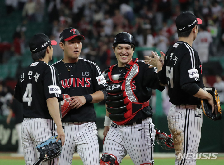 [인천=뉴시스] 김금보 기자 = 25일 인천 SSG랜더스필드에서 열린 2023 프로야구 LG 트윈스 대 SSG 랜더스 경기, 8대 3으로 승리하며 리그 단독 1위를 차지한 LG 박동원과 선수들이 기뻐하고 있다. 2023.05.25. kgb@newsis.com