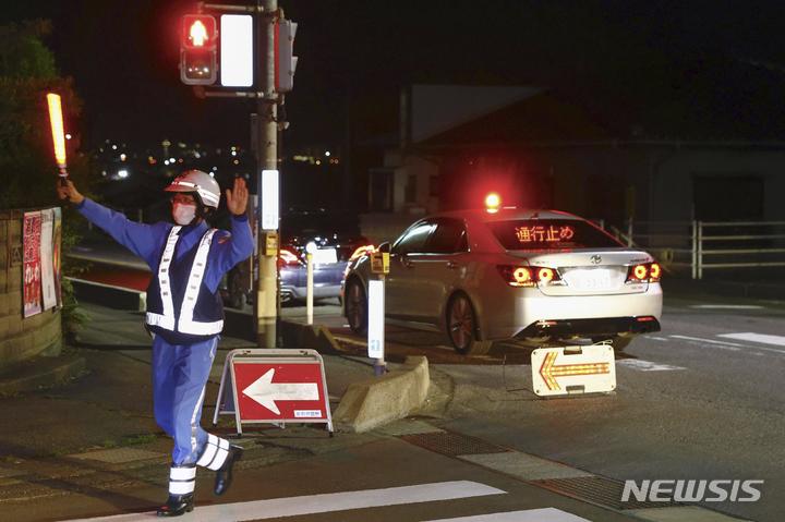 [삿포로시=AP/뉴시스]  일본 삿포로시의 한 호텔에서 머리가 없는 시신이 발견됐다고 지난 3일 요미우리신문은 보도했다. 사진은 일본 경찰이 도로를 통제하는 모습. 2023.07.04.