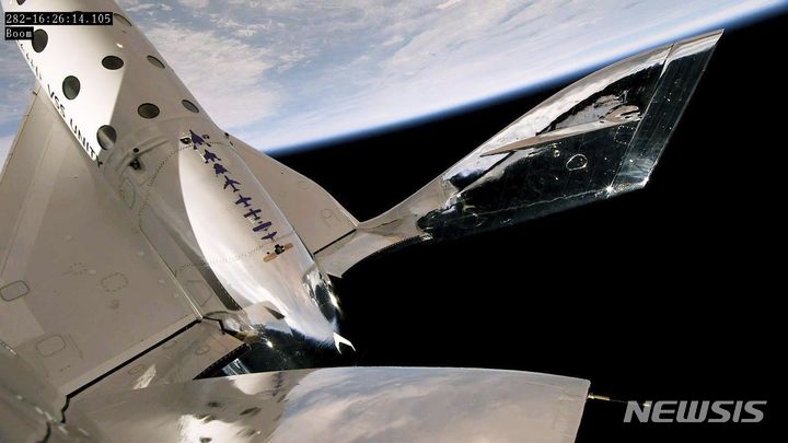 [뉴멕시코주=AP/뉴시스] 미국의 민간 항공우주 기업 버진 갤럭틱(Virgin Galactic)이 일반인 승객을 태운 우주관광을 시작한다고 영국 BBC가 10일(현지시간) 전했다. 사진은 우주에서 버진 갤럭틱의 우주선과 지구가 함께 보이는 모습. 2023.08.10.