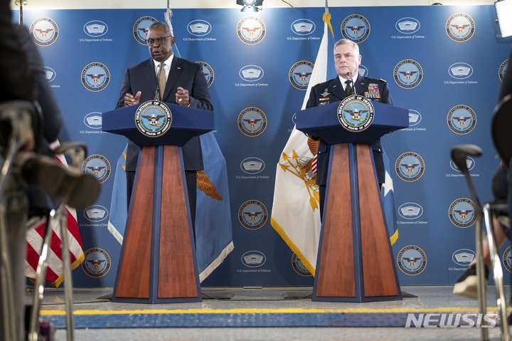 [워싱턴=AP/뉴시스] 로이드 오스틴 미 국방장관(왼쪽)과 마크 밀리 미 합참의장이 25일(현지시간) 펜타곤(국방부)··에서 언론 브리핑을 하고 있다. 2023.05.26