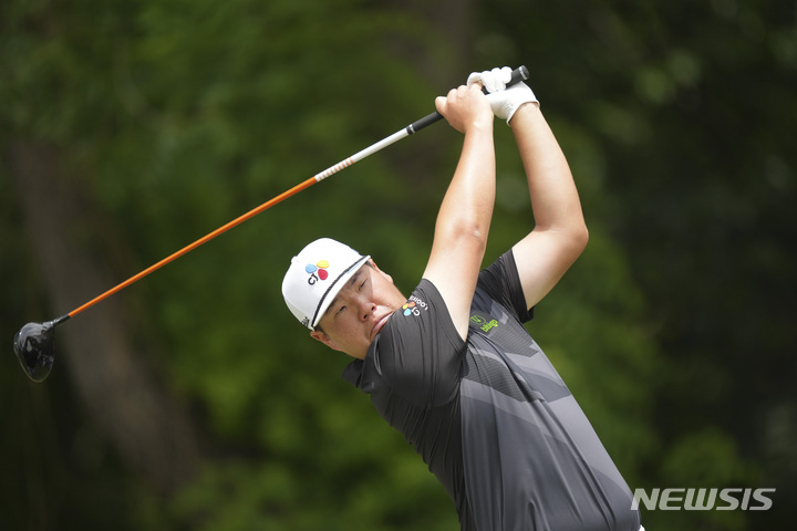 [포트워스=AP/뉴시스] 임성재가 25일(현지시각) 미 텍사스주 포트워스의 콜로니얼 컨트리클럽에서 열린 미국프로골프(PGA) 투어 찰스 슈왑 챌린지 첫날 6번 홀에서 티샷하고 있다. 임성재는 2오버파를 기록했다 2023.05.26.