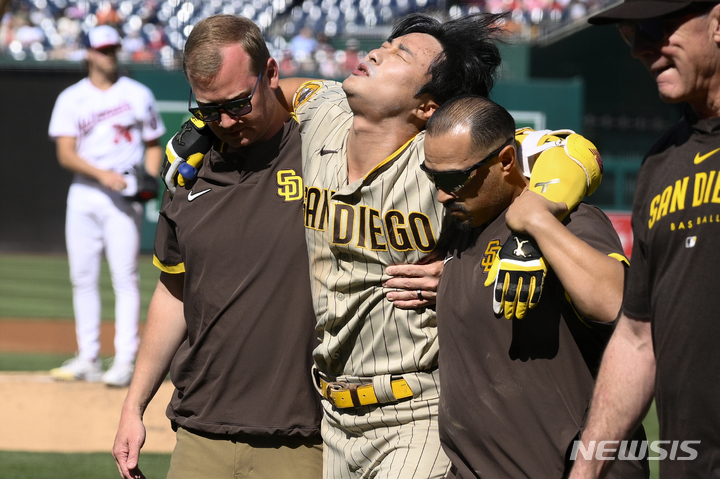 [워싱턴=AP/뉴시스] 샌디에이고 파드리스의 김하성이 25일(현지시각) 미국 워싱턴DC의 내셔널파크에서 열린 2023 메이저리그(MLB) 워싱턴 내셔널스와의 경기 2회 초 타석에서 자신의 파울 타구에 무릎을 맞은 후 부축을 받으며 경기장에서 내려오고 있다. 김하성은 브랜든 딕슨과 교체됐다. 2023.05.26. 