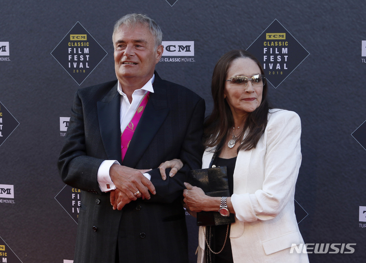 [서울=AP/뉴시스] 2018년 TCM 클래식 영화제 행사에서 만난 레너드 위팅(왼쪽)과 올리비아 핫세가 포즈를 취하고 있다.