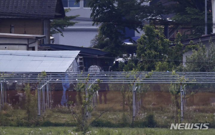 [나카노=AP/뉴시스]26일 아침 일본 중부 나가노현 나카노시의 사건 현장 주변을 경찰관들이 경계하고 있다. 2023.05.26.