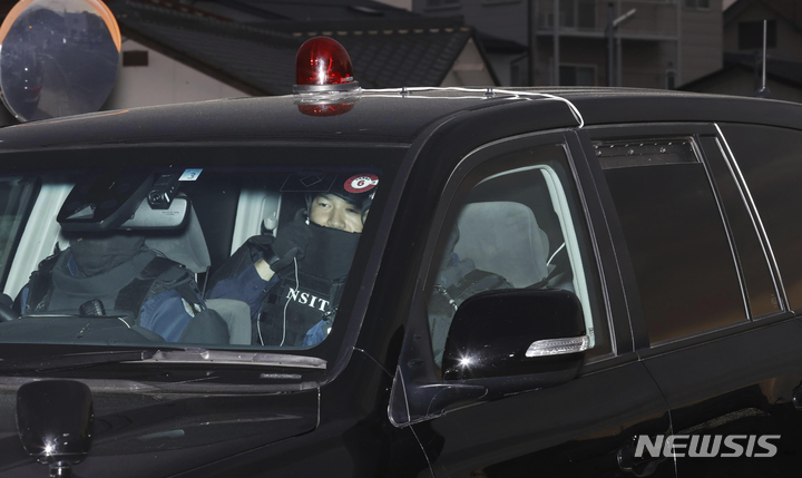 [나카노=AP/뉴시스]26일 오전 일본 중부 나가노현 나카노시의 한 경찰서에 용의자를 태운 차량이 도착하고 있다. 일본 경찰은 경찰관 2명을 포함한 4명을 살해한 후 집 안에 숨어 소총과 흉기를 소지하고 있던 용의자를 체포했다. 2023.05.26.