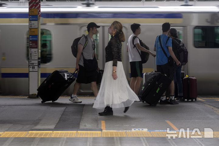 [도쿄=AP/뉴시스]2023년 5월 26일 도쿄의 한 전철 플랫폼의 모습. 2025.6.4<font style="vertical-align: inherit;"><font style="vertical-align: inherit;"></font></font>