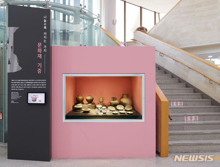 [서울=뉴시스]서울시 한성백제박물관이 새로 들어온 소장품을 한 자리에서 소개하는 전시 '신수자료 홍보코너'를 새롭게 개편했다고 26일 밝혔다. (사진=서울시 제공). 2023.05.26. photo@newsis.com