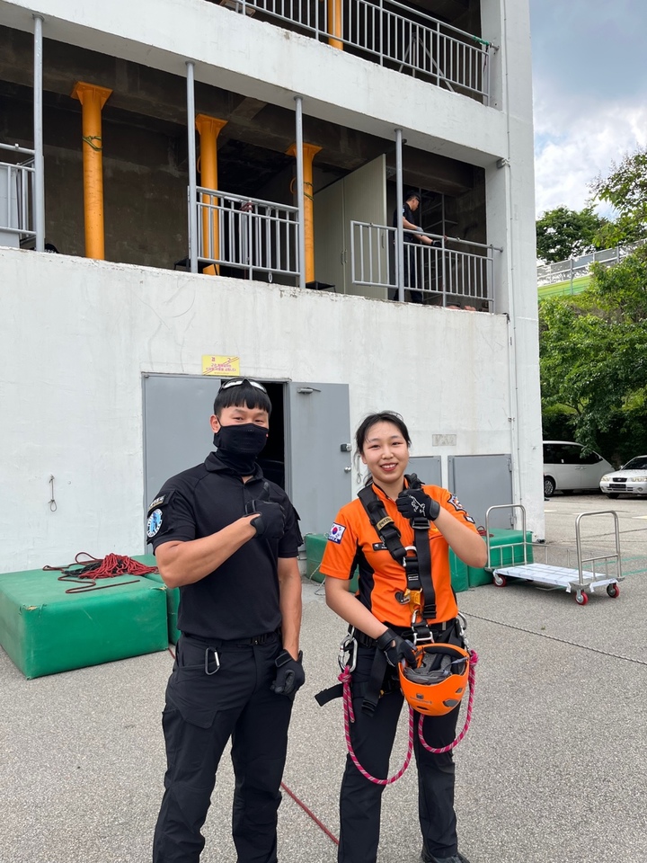 [전주=뉴시스]최정규 기자 = 제7회 인명구조사 2급 자격시험에 합격해 전북 1호 여성 인명구조사에 이름을 올린 박주연 (28·여) 소방교(오른쪽).(전북소방본부 제공) *재판매 및 DB 금지