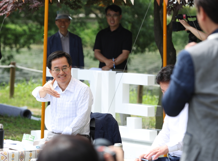 26일 오전 가평 자라섬에서 김동연 경기도지사, 서태원 가평군수, 가평군민들이 참석한 가운데 맞손토크가 열리고 있다. (사진=경기도 제공) *재판매 및 DB 금지