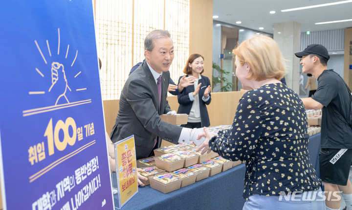 [전주=뉴시스]윤난슬 기자 = 양오봉 전북대 총장은 26일 대학 본부에서 글로컬대학이라는 목표로 한 길을 걸어가는 대학 구성원 한 명 한 명에게 직접 간식을 전달하며 다짐을 전했다.2023.05.26.(사진=전북대 제공) 