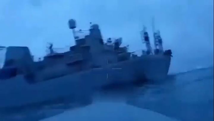 러시아는 24일(현지 시간) 흑해에서 러시아의 정보함(艦) 이반 크루스를 향해 돌진하던 무인 고속정(해상 드론) 3대를 격퇴했다고 발표했지만 우크라이나 국방부는 25일 해상 드론이 이반 크루스와 충돌하는 것처럼 보이는 영상을 공개했다. 출처 : @DefenceU *재판매 및 DB 금지