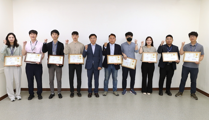 정읍시가 시밍들의 아이디어를 정책으로 반영해 시정발전을 도모하고자 실시했던 '시민참여 정책제안 페스티벌'의 수상작 11건을 선정했다. 김형우 부시장(왼쪽 다섯번째)과 우수정책을 제안해 입선한 수상자들이 기념사진을 찍고 있다. *재판매 및 DB 금지