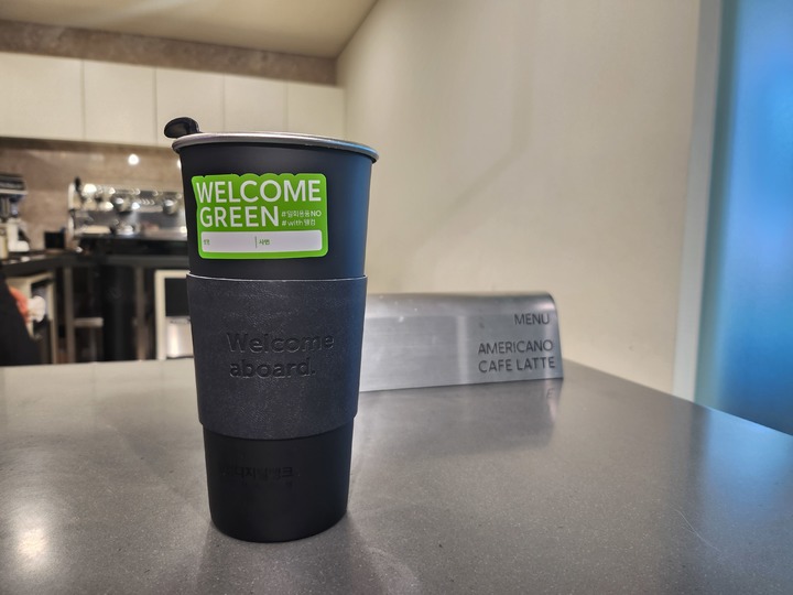 웰컴저축은행 사내카페에서 사용하는 텀블러와 스티커 (사진=웰컴저축은행 제공) *재판매 및 DB 금지